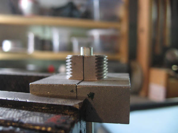 image of how to tighten dobule flaring tool block set screws